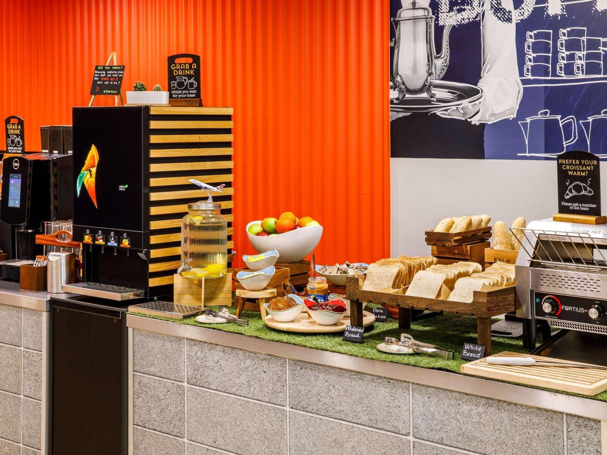 Ibis Budget London Heathrow Central Hounslow Esterno foto